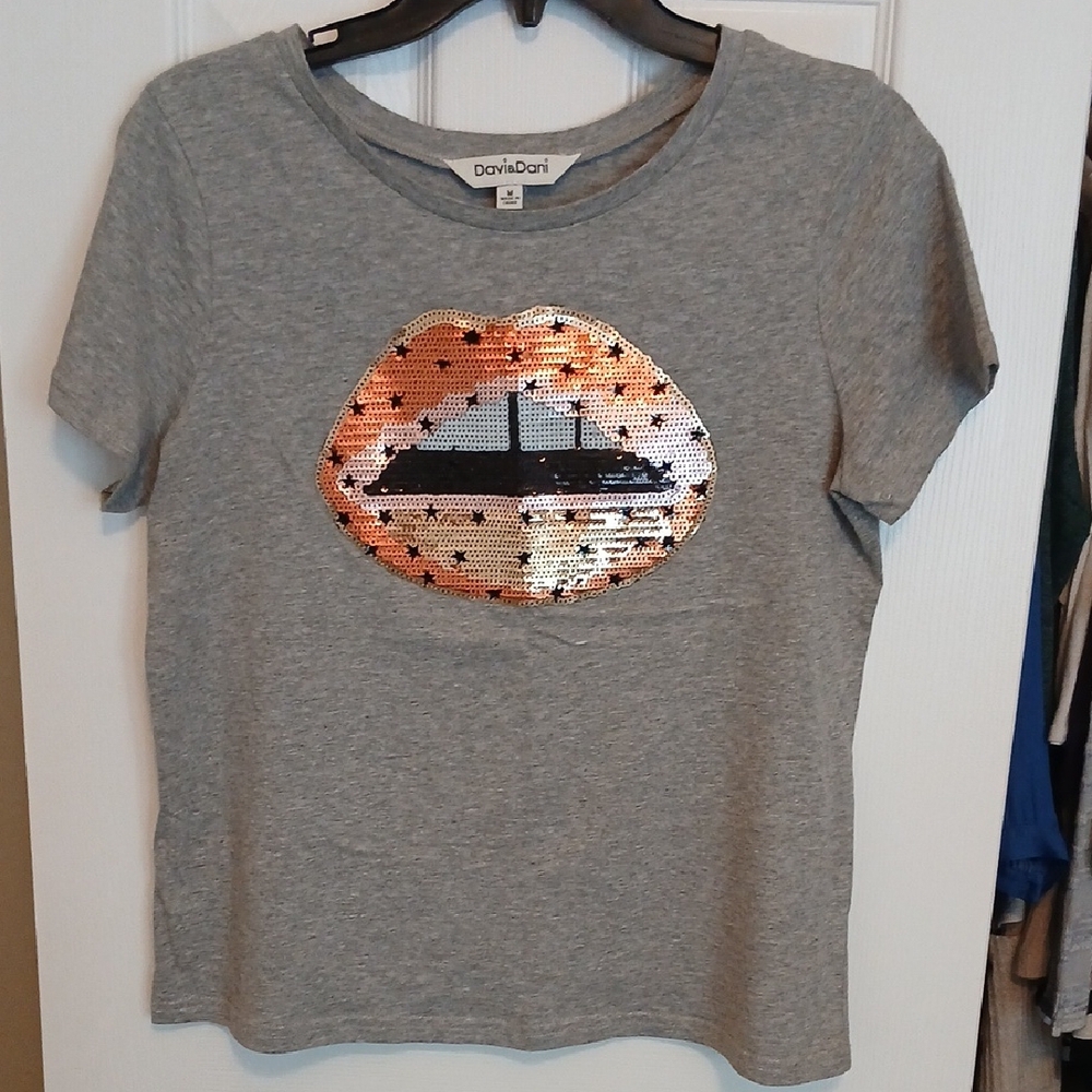 DAVI & DANI Sequin Lip T-shirt Women's Medium